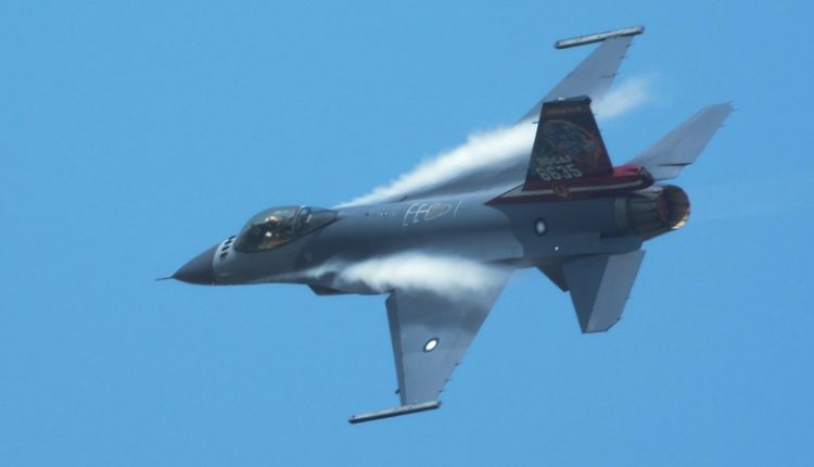空軍雷虎小組及IDF、幻象2000-5、F-16進行飛行表演，演出多項精彩特技及空中分列式，F-16戰機高速飛行引發兩道氣流穿越機身。(黃子明攝)