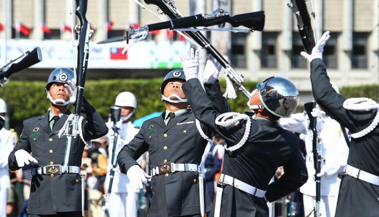 國軍聯合樂儀隊8日進行彩排，要將最好表現，呈現在國慶大典。(鄧博仁攝)