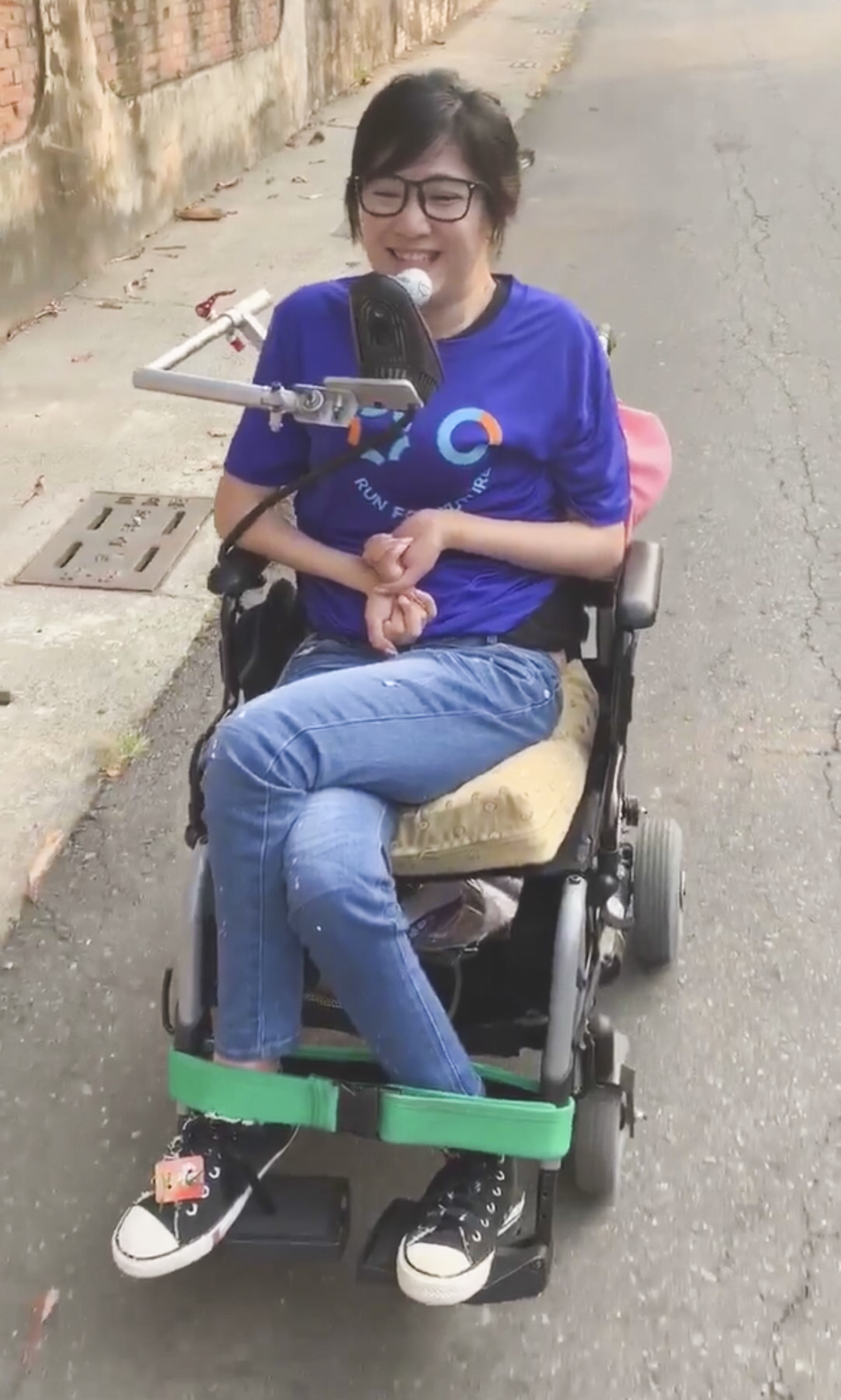 張雅如雖行動不便,但她不自我設限,在口控儀器協助下,也能參加輪椅路跑等戶外活動。(張雅如提供)