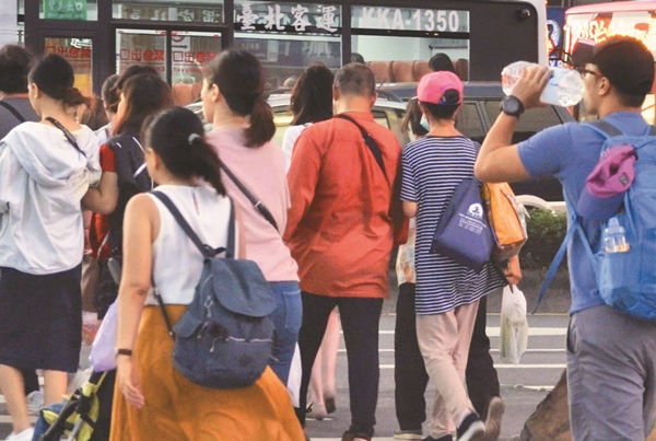 賈西亞擁有屬於自己的住所外,也有相愛女友(右二),兩人經常約會逛街。(黃子明攝)