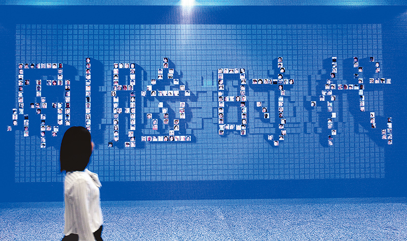 2019年9月27日,鄭州地鐵進入「刷臉時代」,圖為市民行走在鄭州地鐵紫荊山站。(新華社)