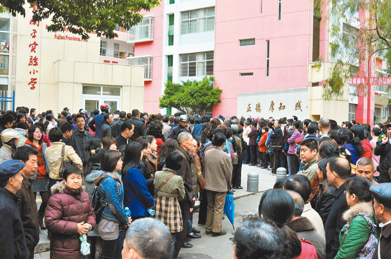 福建一小學校門外,許多家長等候孩子放學。(中新社資料照片)