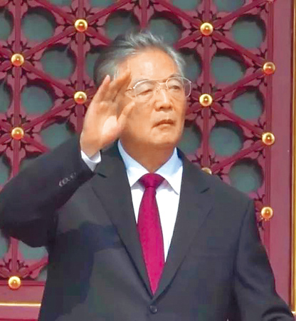 中共建政70周年,中共前總書記胡錦濤白髮蒼蒼現身那一刻,讓民眾心生惻隱而感念。(取自央視)