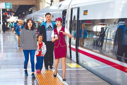 旅客在京滬高鐵北京南站乘車。(新華社資料照片)