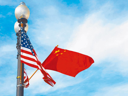 一名美國官員周二表示,中美談判協議簽署恐生變。圖為華盛頓憲法大道旁插了中美兩國國旗。(新華社資料照片)