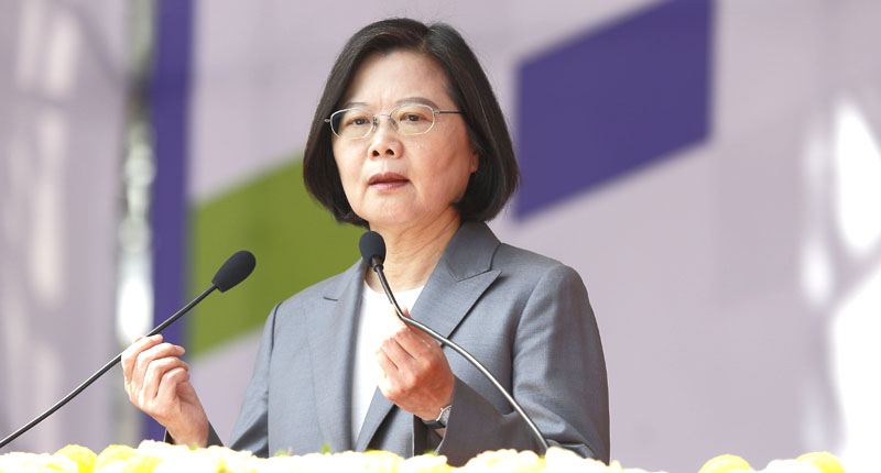 ▲108年國慶大會10日登場,蔡英文總統上台發表談話指出,「中華民國台灣」六個字,絕對不是藍色、也不會是綠色,這就是整個社會最大的共識。(本報系記者張鎧乙攝)