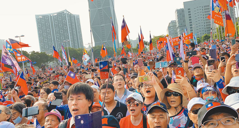 ▲高市府10日舉辦國慶升旗典禮,吸引上萬民眾到場參與。(本報系記者柯宗緯攝)
