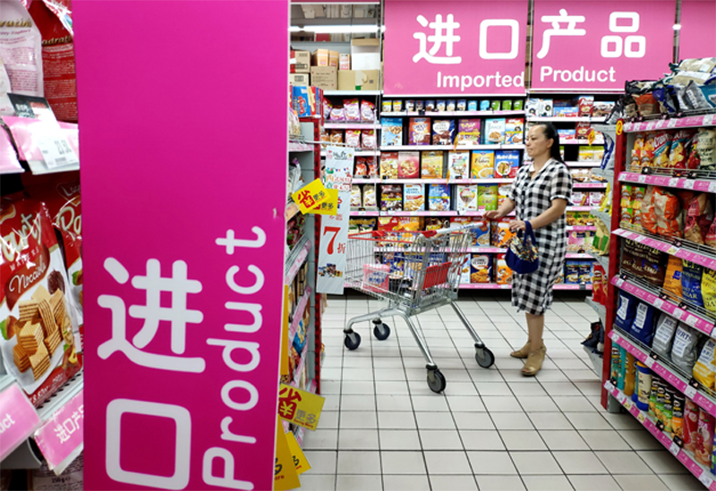 美通過香港法案,恐影響貿易協議簽署。圖為福州市民在超市挑選進口商品。(中新社)
