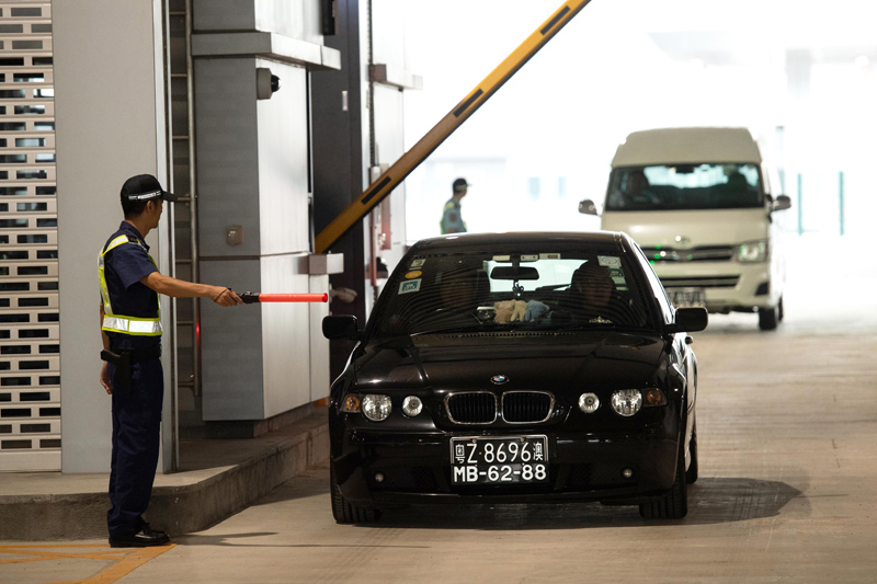 ▲港珠澳大橋上,一輛私家車在澳門口岸離境車道上通關。(新華社資料照片)