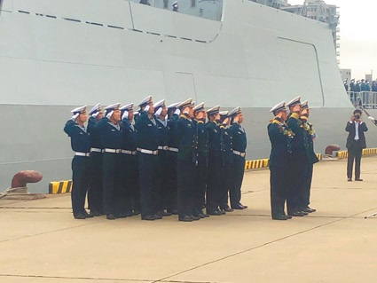 ▲今年是大陸海軍首次參加日本國際艦隊閱艦式,圖為海軍於碼頭列隊。(取自新浪微博@魔鏡魔鏡不告訴你