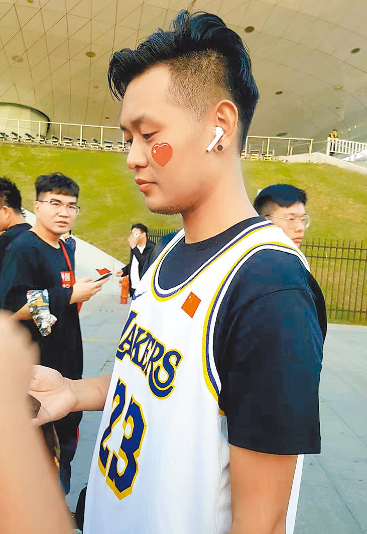 ▲NBA上海賽現場,球迷在臉上貼上大陸國旗。(記者葉文義攝)
