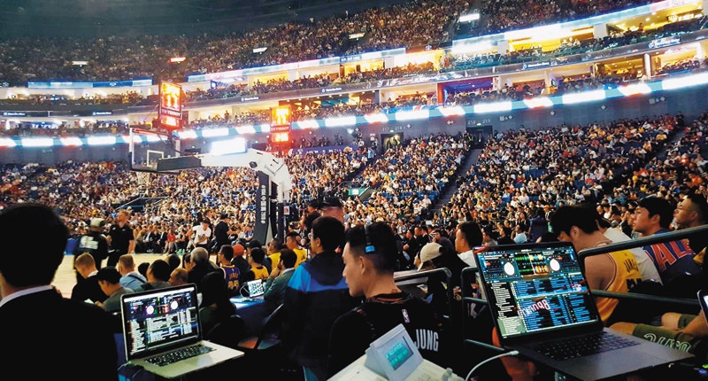 ▲有球迷表示,若看不到NBA他們可使用翻牆軟件,或到美國看球,圖為上海賽滿場球迷。(記者葉文義攝)