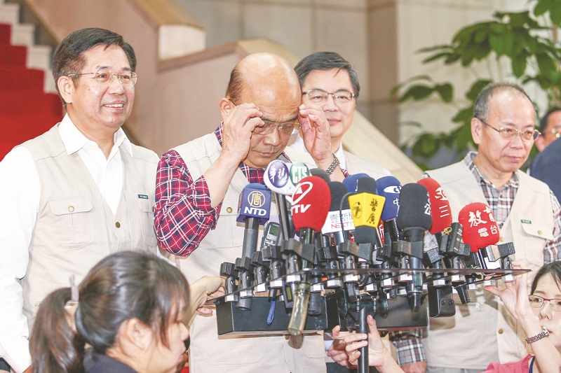 ▲行政院長蘇貞昌(中)21日受訪強調,港女命案兇嫌陳同佳來台受審應透過司法互助。(本報系記者鄧博仁攝)