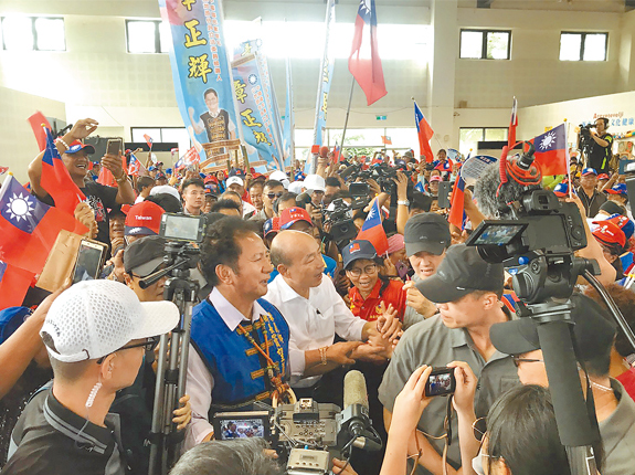 國民黨總統參選人韓國瑜16日走訪屏東出席固本會報,獲得民眾熱烈歡迎。(中央社)