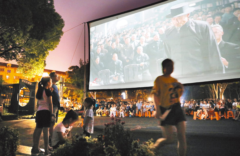 ▲7月7日,一場露天電影在上海閔行體育公園內上演,吸引周圍社區居民前來觀影。(新華社)