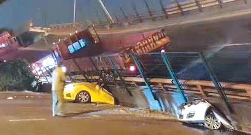 10月10日,大陸無錫高架橋側塌,造成3輛汽車被壓在下面。(取自微博@影評人唐吳)