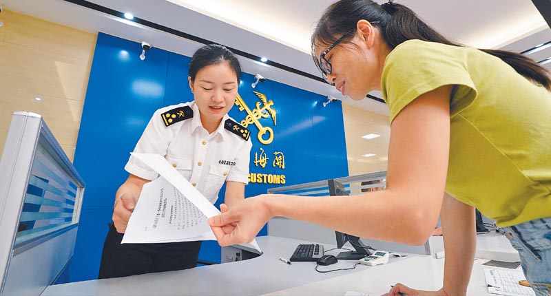 ▲南昌海關工作人員為企業辦理業務。(新華社資料照片)