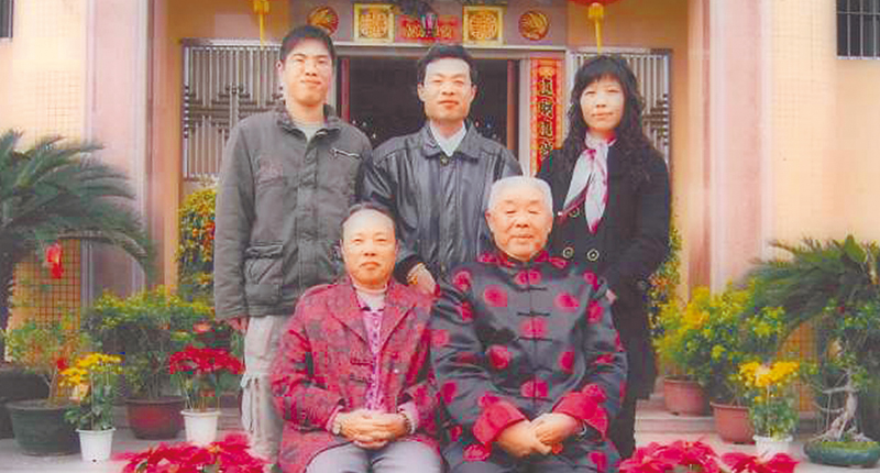 吳秋順(前排右1)與兒子吳燦國(後排左2)及孫子吳立斌(後排左1),一家三代皆是造橋者。(取自南方網)