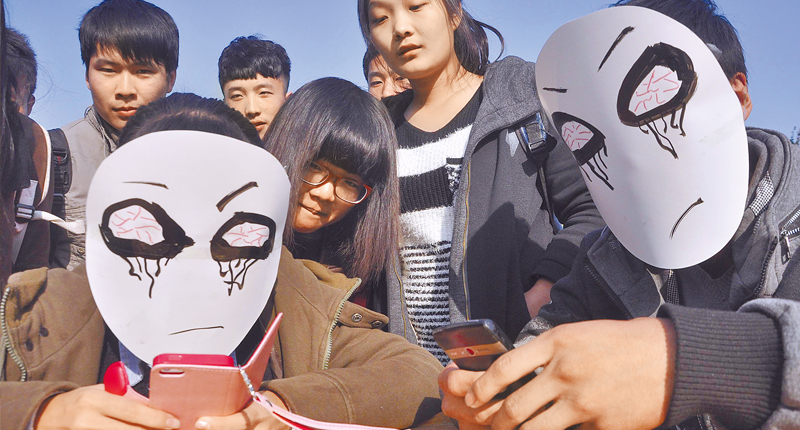 山東一大學學生在為「拒做手機低頭族,請你抬頭看看我」的主題作宣傳活動。(中新社資料照片)