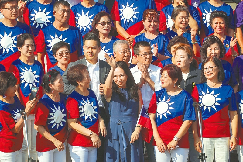 民眾10月10日下午在台北國父紀念館舉辦愛國旗愛國家國慶大會,國民黨提名總統參選人韓國瑜夫人李佳芬(前右3)出席與會。(中央社)