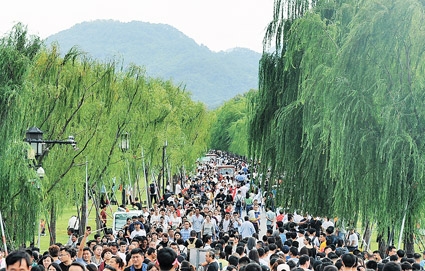 10月1日,杭州西湖景區迎來旅遊觀光高峰。(中新社)