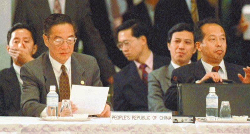 1995年,參加APEC資深官員會議的大陸代表團由王嵎生(前左)領軍,在大會安排下,與我代表團遙遙相對。(本報系資料照片)