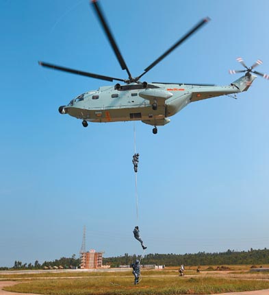 2016年9月13日,解放軍海軍陸戰隊隊員進行直升機滑降聯合訓練。(新華社)