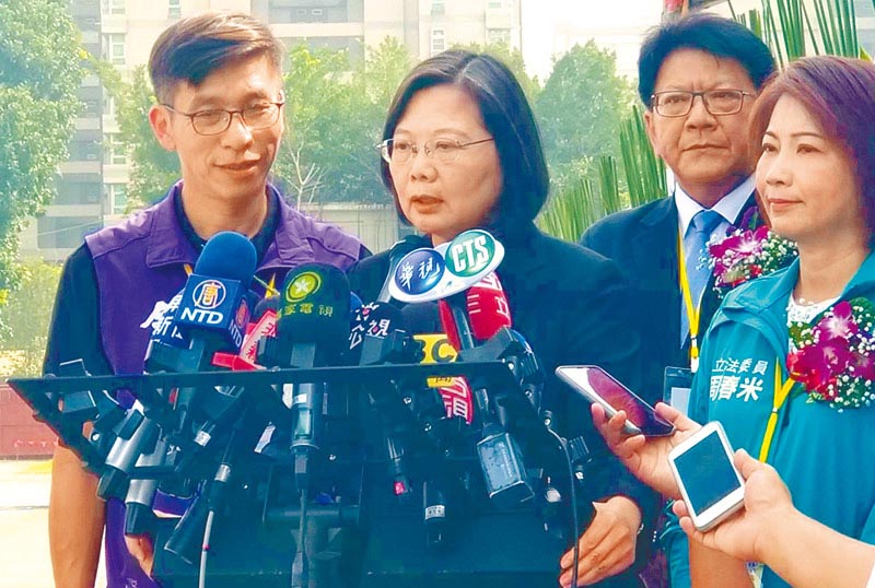 總統蔡英文(前中)5日表示,中國現在推動對台26項措施,就是為實現一國兩制方案,且在大選期間提出,自然讓人想到意圖影響選舉。(中央社)