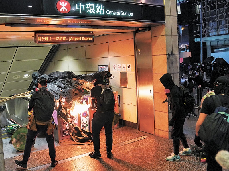 11月2日,在香港中環,暴徒縱火破壞中環地鐵站。(新華社)