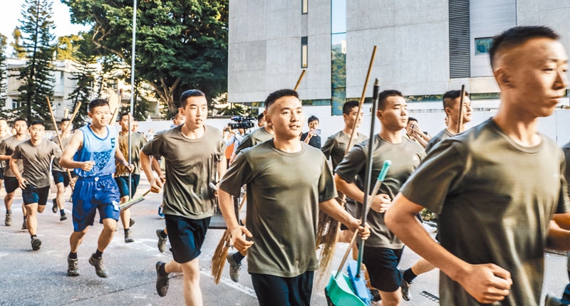 11月16日下午,香港九龍塘駐港解放軍於附近道路清理路障。(中新社)