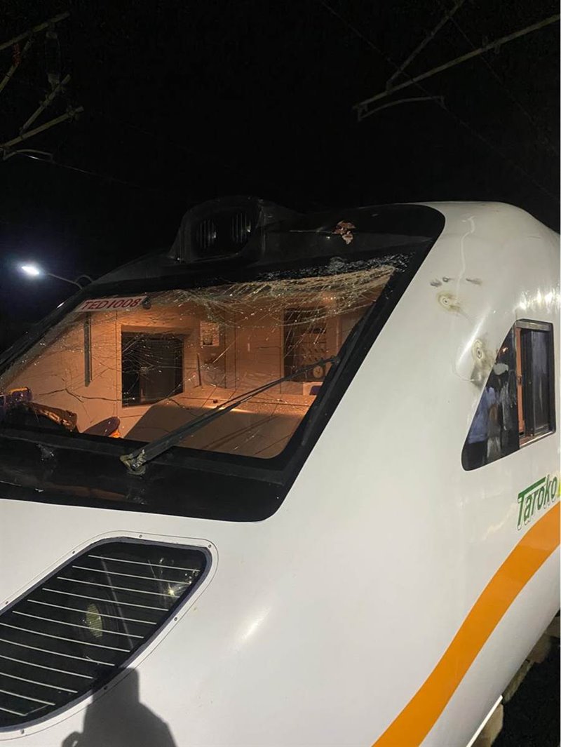 太魯閣號256次通過和平站時,集電弓斷落纏繞電車線,駕駛室的整片玻璃成蜘蛛網狀破碎。(圖/翻攝自PTT)