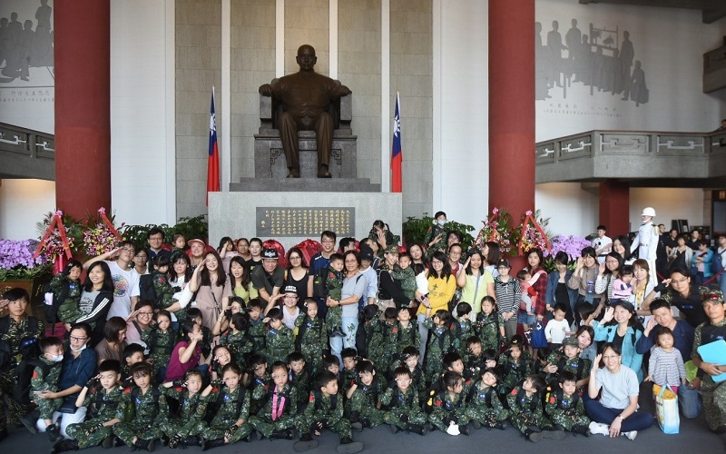小小兵來向國父銅像致敬