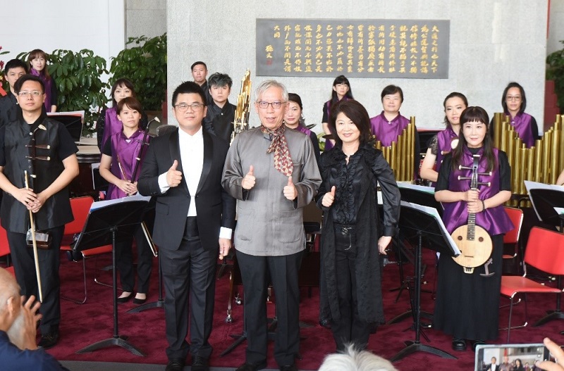 梁永斐館長與臺灣國樂團劉麗貞團長(右)、指揮黃光佑(左)及團員們合影