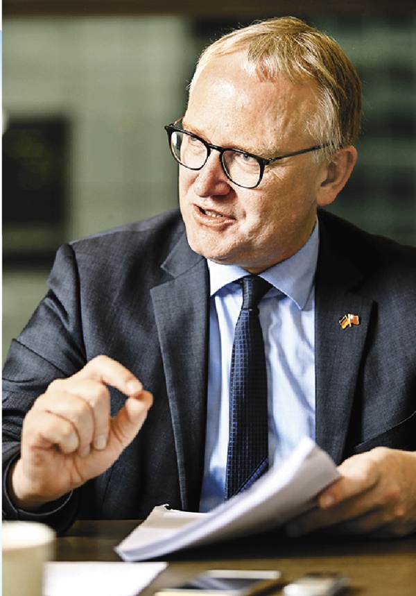 德國會議員兼環境委員會委員敏德魯(Klaus Mindrup) 談德國氣候法案最新發展與挑戰。(鄧博仁攝)
