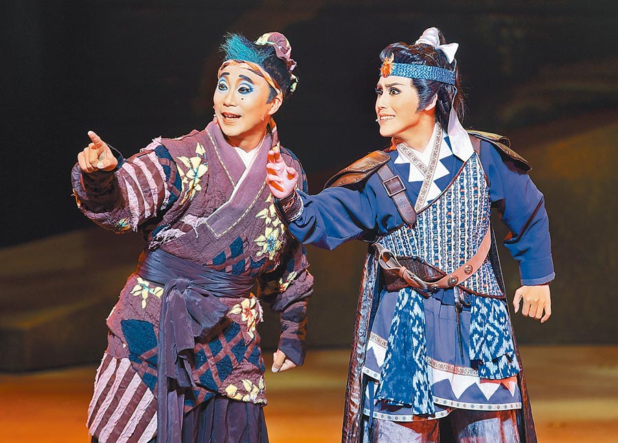 明華園90周年代表作「龍城爭霸」,圖為孫翠鳳的女兒陳昭賢(右)彩排,與母同台飆戲,備受關注。(本報資料照片)