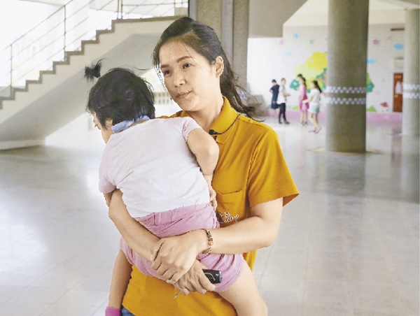 女兒基因型多重障礙,許凱莉與先生抱頭痛哭一晚後,透過照顧服務員訓練,幫助女兒也幫助長者。(王英豪攝)