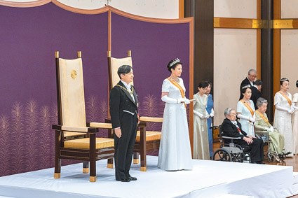 ▲大陸國家主席習近平明年訪日將會見日本新天皇德仁,圖為5月1日,日本德仁天皇(左1)及皇后雅子(左2)出席即位儀式。 (新華社)