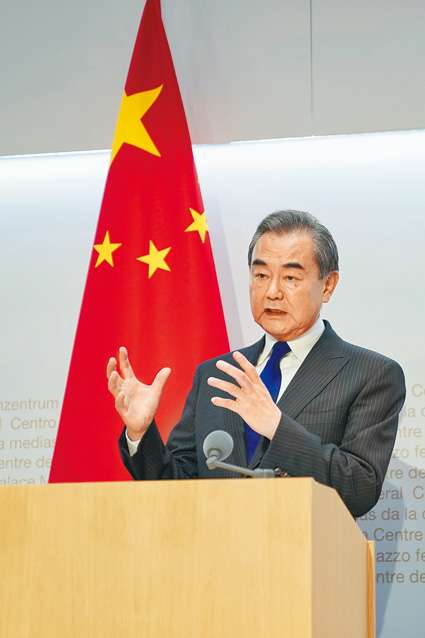 ▲大陸國務委員兼外長王毅強調無論發生什麼事,香港都是中國的一部分,圖為10月22日他在在瑞士舉行記者會。(中新社)