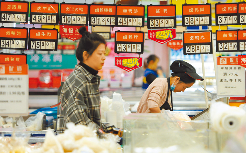 江西市民在一家超市選購食品。 (新華社資料照片)
