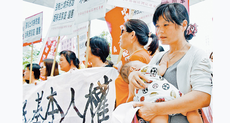 多位陸配至移民署抗議,要求反歧視、護人權,縮短取得身分證年限。(本報系資料照片)