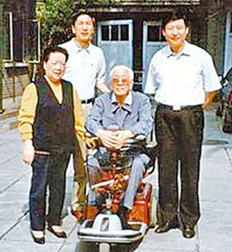 習近平(右)探望耿飆(右2)。(取自人民微博)