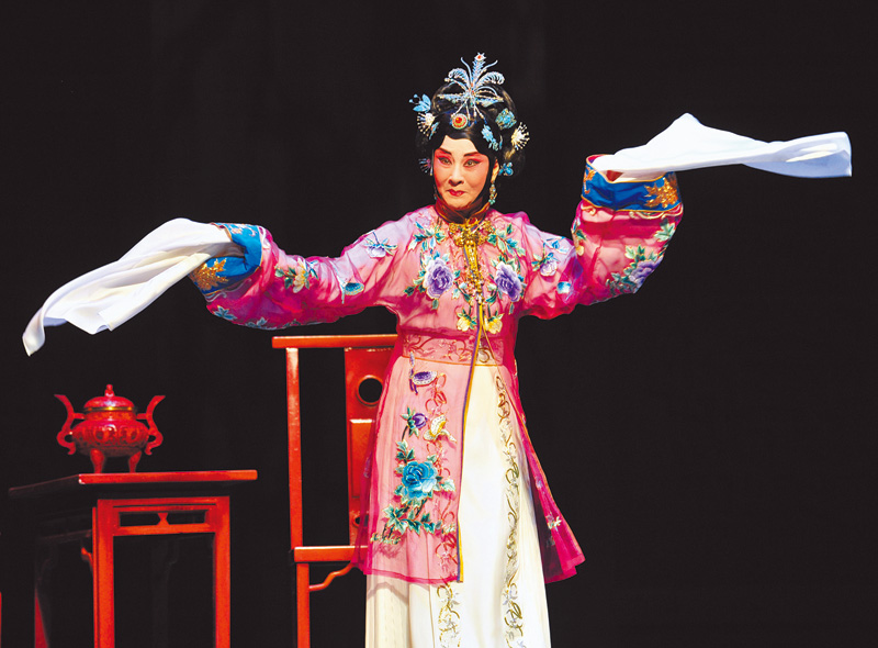台灣「京劇天后」魏海敏表演長袖善舞的王熙鳳大鬧寧國府片段。(新華社資料照片)