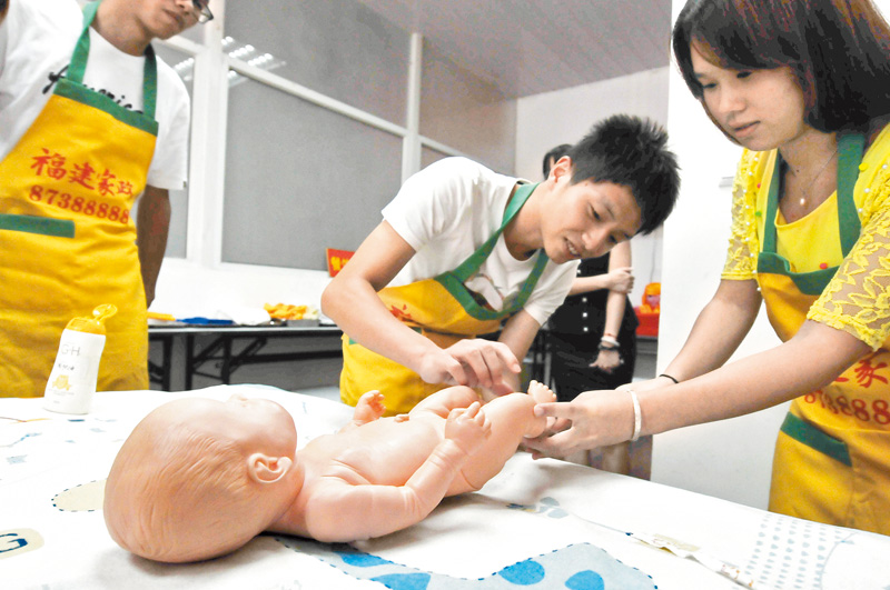 福州市大學生接受家政理論、安全教育、幼兒教育、孕產婦護理、服裝洗滌、家政技能等多方面培訓。(中新社資料照片)