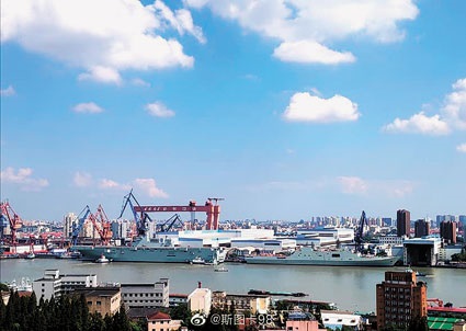 075旁邊正在棲裝的071型登陸艦。(取自新浪微博@斯圖卡98)