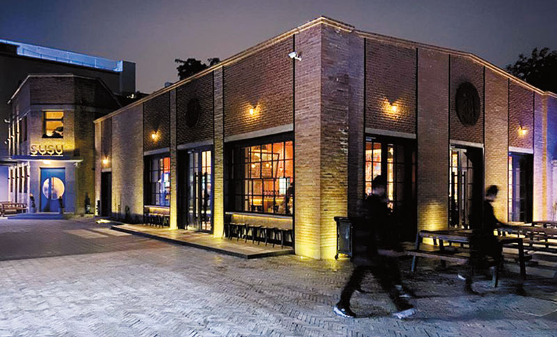 隆福寺北里進駐了許多熱門商店及餐廳。(記者陳君碩攝)