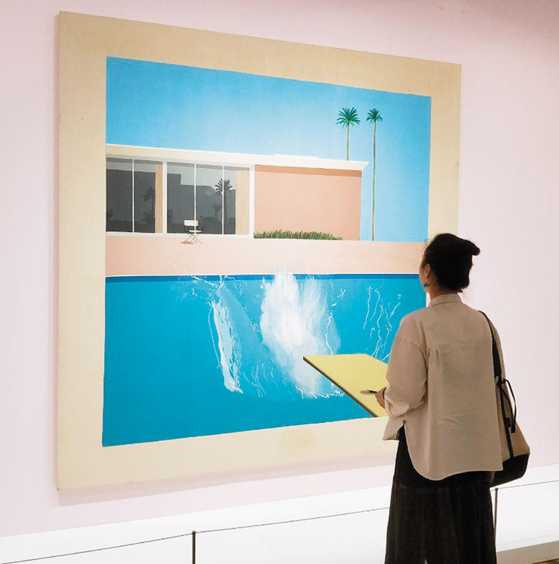 隆福寺北里的藝術社區展出英國著名藝術家David Hockney的畫作。圖為最著名的作品《大水花》。(記者陳君碩攝)