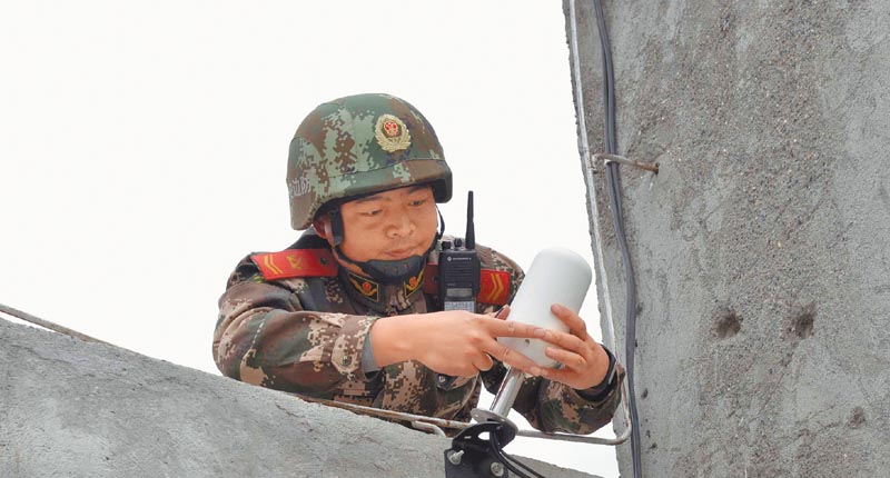 ▲西藏邊檢站官兵搶修應急通訊的衛星電話天線。(新華社資料照片)
