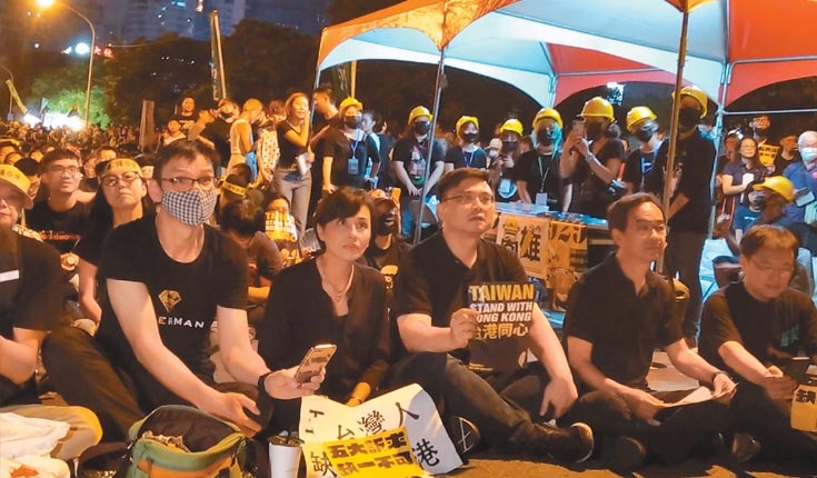 9月29日,高雄凹子底神農路舉辦929高雄聲援香港晚會,民進黨立委賴瑞隆、邱議瑩、李昆澤及趙天麟靜坐會場和現場支援群眾一起唱歌支持香港。(本報系資料照片)