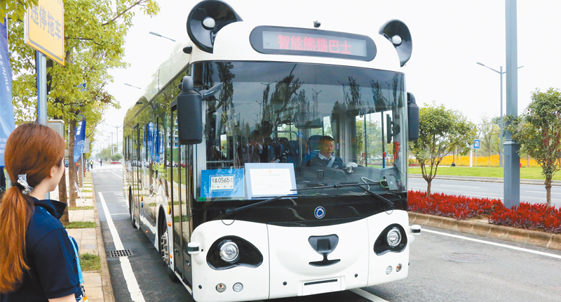 ▲武漢智慧網聯汽車示範區自動駕駛車。(中新社資料照片)