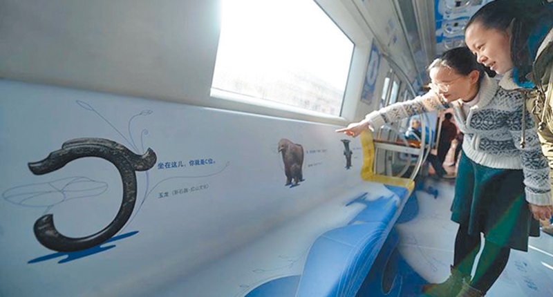 ▲車廂內介紹許多經典文物,甚至暗藏「彩蛋」。(取自新浪微博@文教藝在線)